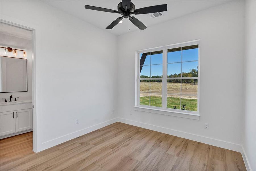 Spacious, unfurnished interior of a new home in Oak Water Ranch, Granbury (Image 34). Spacious, unfurnished interior of a new home in Oak Water Ranch, Granbury (Image 34).