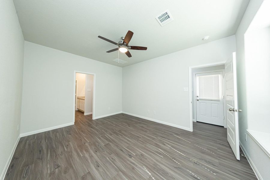 Spacious, unfurnished interior of a new home in River's Edge, Conroe (Image 18).