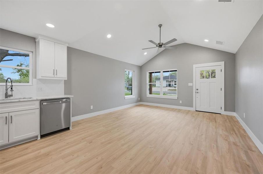Spacious, unfurnished interior of a new home in , Sherman (Image 14).