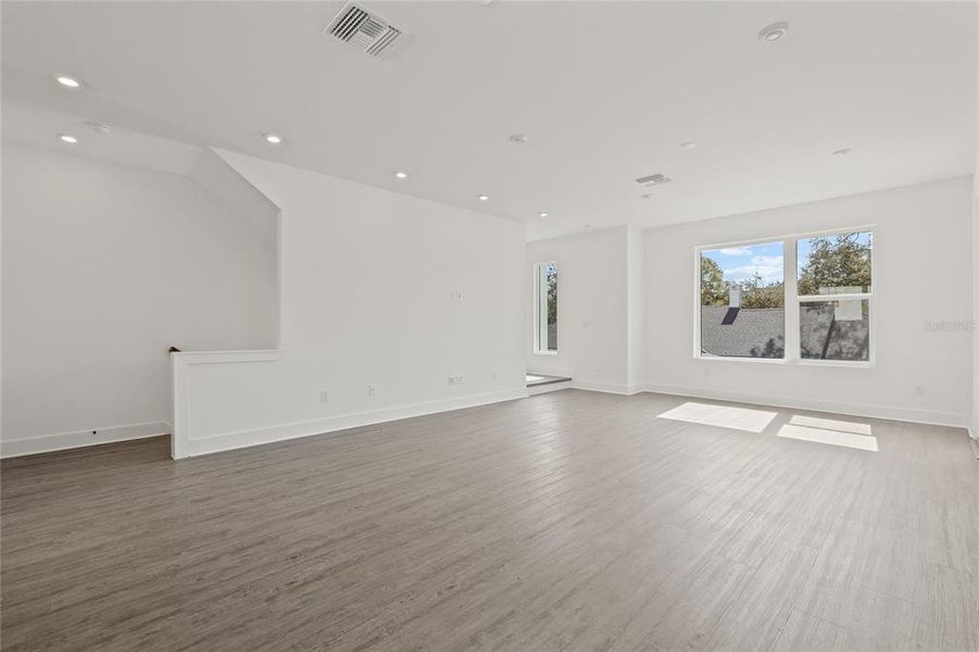 Spacious, unfurnished interior of a new home in Alante, St. Petersburg (Image 31).