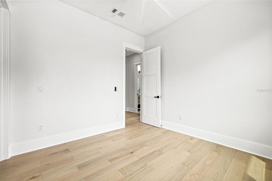 Spacious, unfurnished interior of a new home in , St. Petersburg (Image 23).