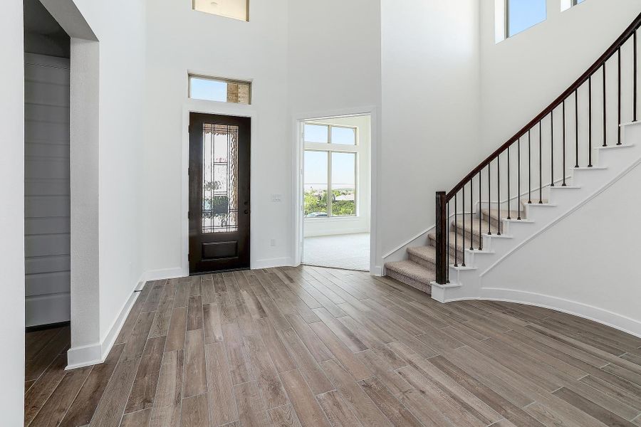 Spacious, unfurnished interior of a new home in Lakeside at Tessera - 50', Lago Vista (Image 11).