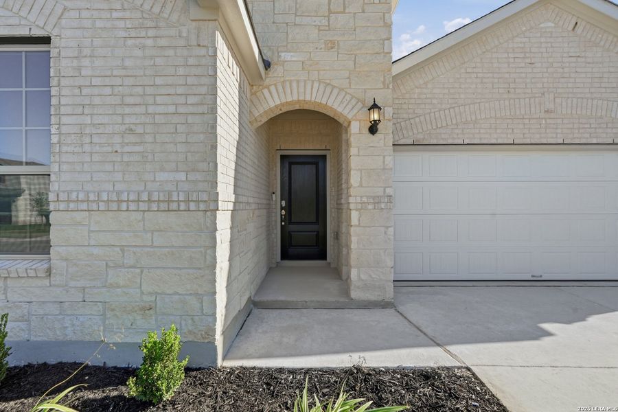 Exterior details and patio area of a home in Nopal Valley, San Antonio (Image 3).