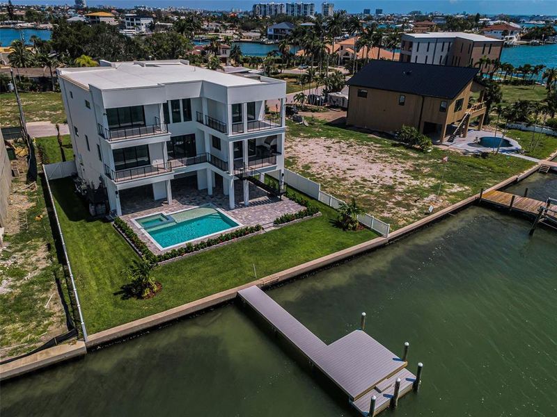 Condo located in Treasure Island, FL showcasing its design and architecture (Image 5).