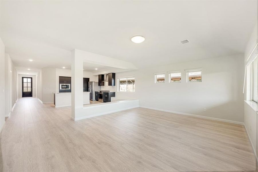 Spacious, unfurnished interior of a new home in Eagle Glen Elements, Alvarado (Image 31).