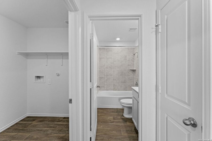 Furnished interior view inside a new home in Avenida, Converse (Image 4).