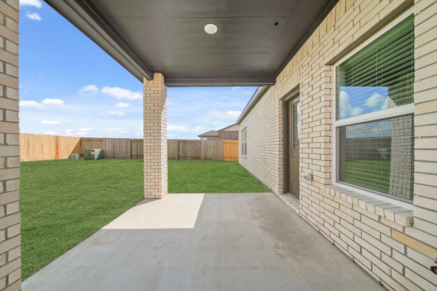 Exterior details and patio area of a home in Pearlbrook, Texas City (Image 3).