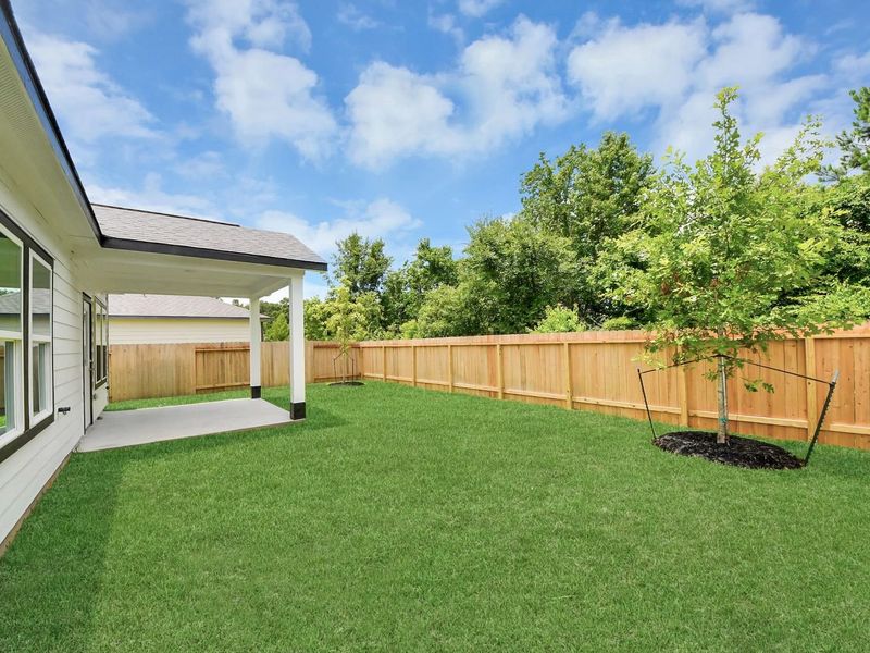 Exterior details and patio area of a home in Caney Creek Place, Conroe (Image 4).