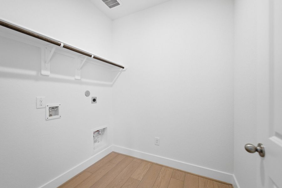 Spacious, unfurnished interior of a new home in Pecan Estates, Crosby (Image 23).