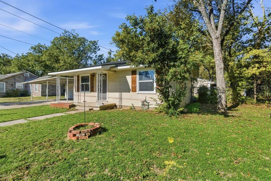 Exterior details and patio area of a home in , Weatherford (Image 14).