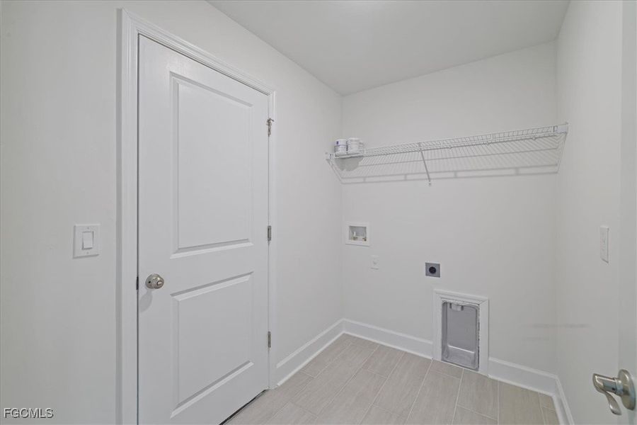 Spacious, unfurnished interior of a new home in Cape Coral, Cape Coral (Image 29).