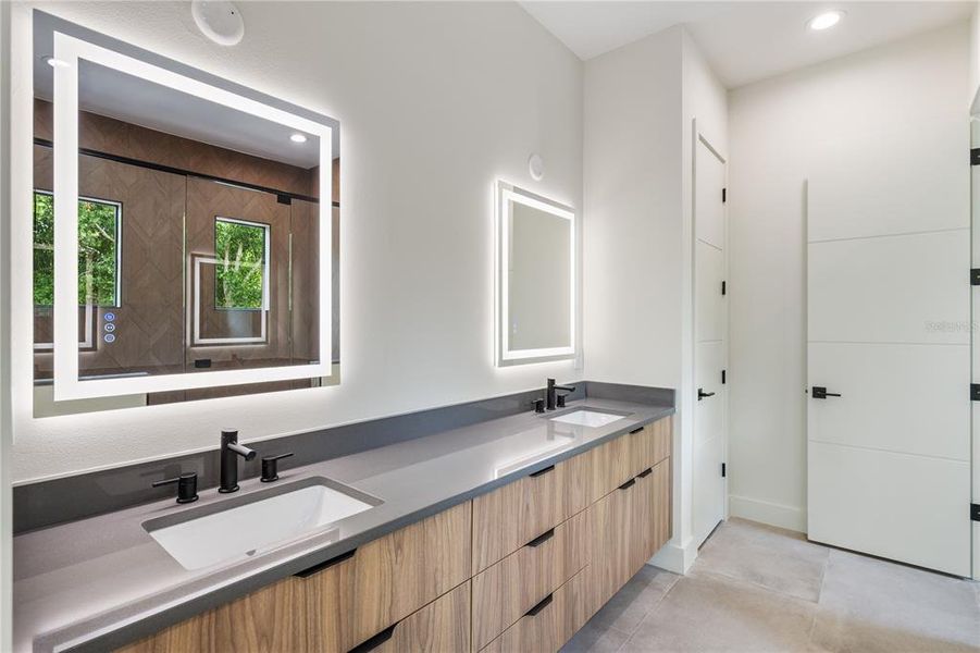 Furnished interior view inside a new home in , Orlando (Image 13).