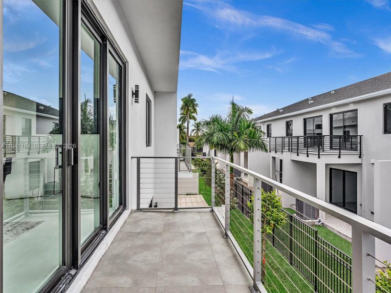 Exterior details and patio area of a home in , Dania Beach (Image 4).