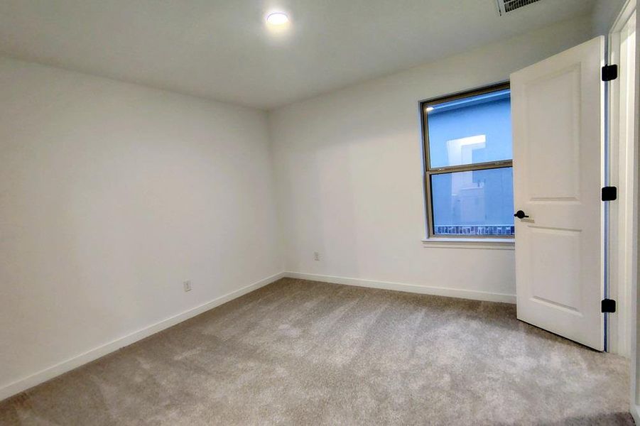 Spacious, unfurnished interior of a new home in Wolf Ranch, Georgetown (Image 22).