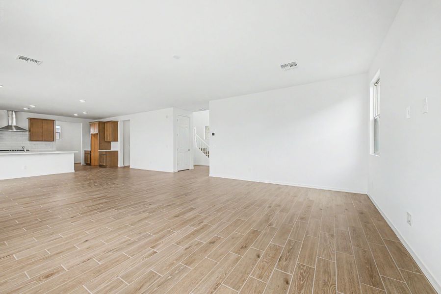 Spacious, unfurnished interior of a new home in White Tank Vistas, Waddell (Image 15).