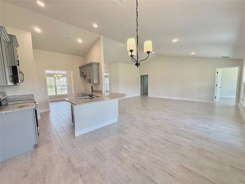 Spacious, unfurnished interior of a new home in Rotonda, Port Charlotte (Image 19).
