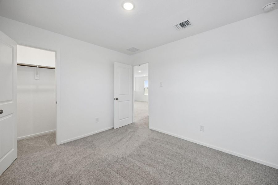 Spacious, unfurnished interior of a new home in Stokesbury, Waller (Image 33).