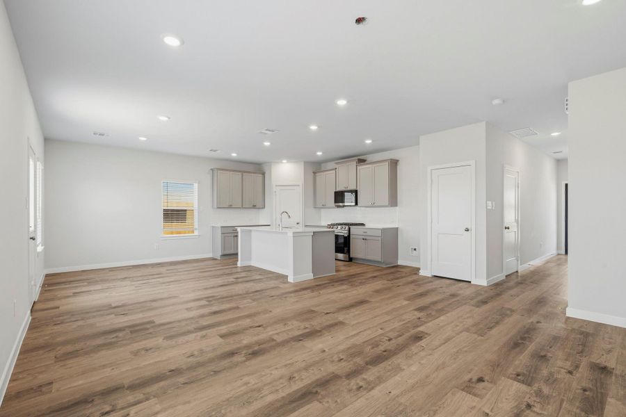 Spacious, unfurnished interior of a new home in Katy Reserve, Katy (Image 12).