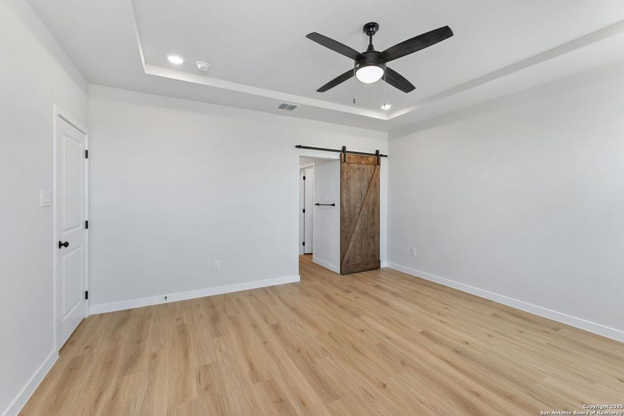 Spacious, unfurnished interior of a new home in Hickory Ridge, Elmendorf (Image 9).