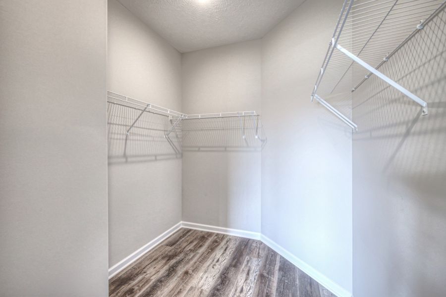 Spacious, unfurnished interior of a new home in Fox Run, Manchester (Image 30).