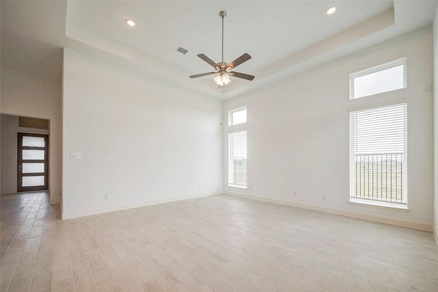 Spacious, unfurnished interior of a new home in Lago Mar, Texas City (Image 25).