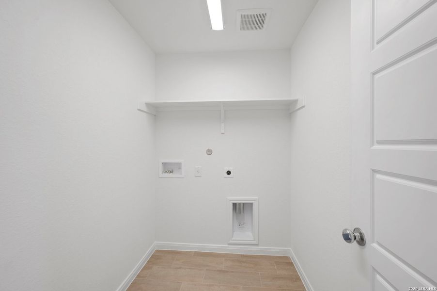 Spacious, unfurnished interior of a new home in Chaparral Ranch, Floresville (Image 18).