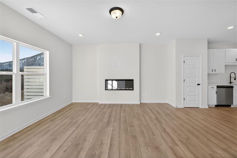 Spacious, unfurnished interior of a new home in Sanders Park, Austell (Image 30).