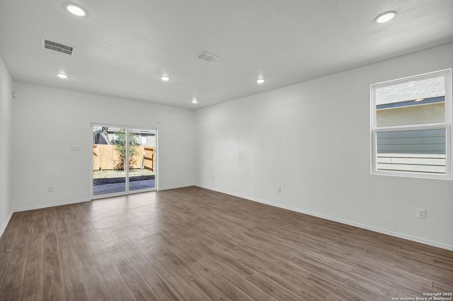 Spacious, unfurnished interior of a new home in Blue Ridge Ranch, San Antonio (Image 24).