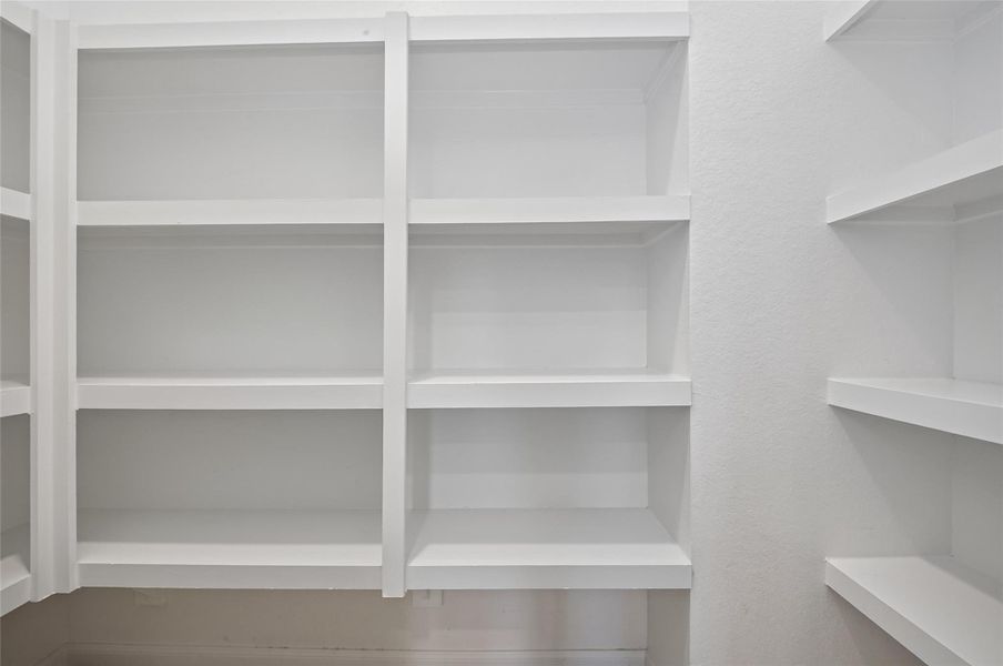 Close-up of interior finishes inside a home in , Texas City (Image 19).