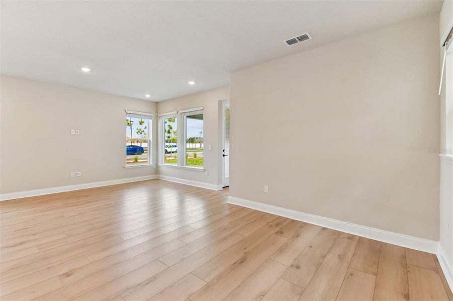 Spacious, unfurnished interior of a new home in Weslyn Park in Sunbridge 34', St. Cloud (Image 15).