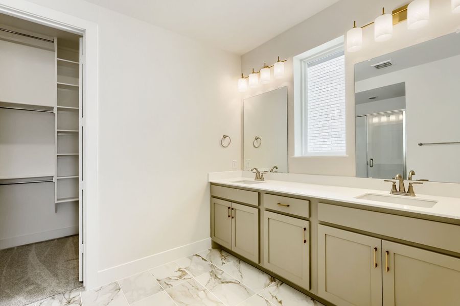 4307 Azalea - Full Bathroom