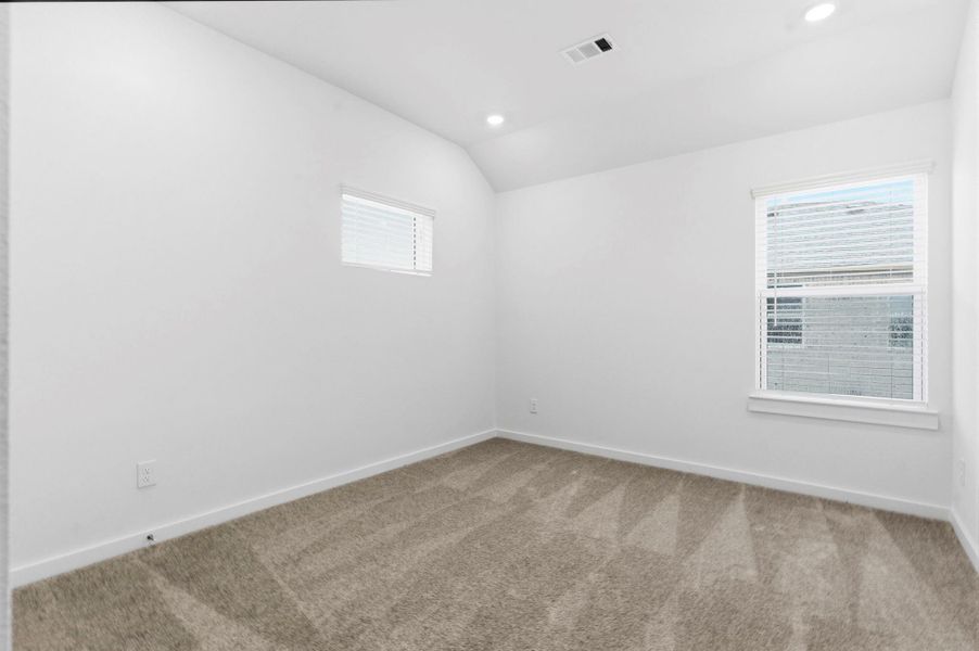 Spacious, unfurnished interior of a new home in , Iowa Colony (Image 20).