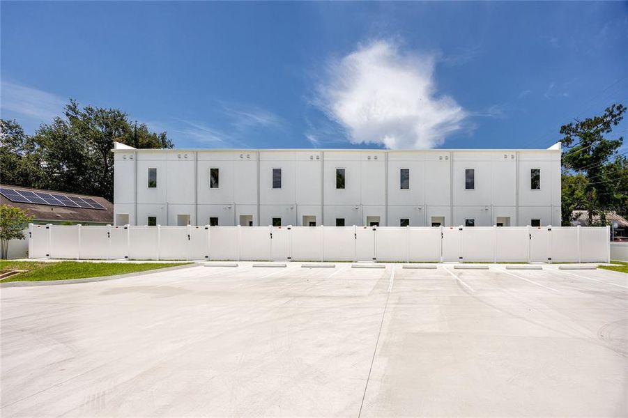 Exterior details and patio area of a home in , Tampa (Image 1).