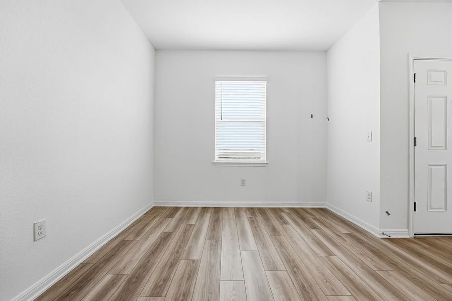 Spacious, unfurnished interior of a new home in Longview, Del Valle (Image 12).
