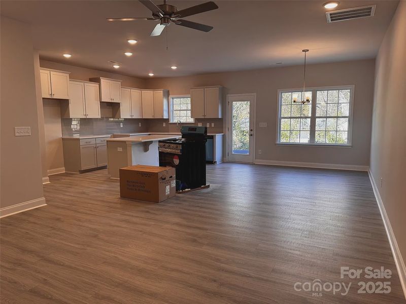 Spacious, unfurnished interior of a new home in Pine Trace, Gastonia (Image 8).