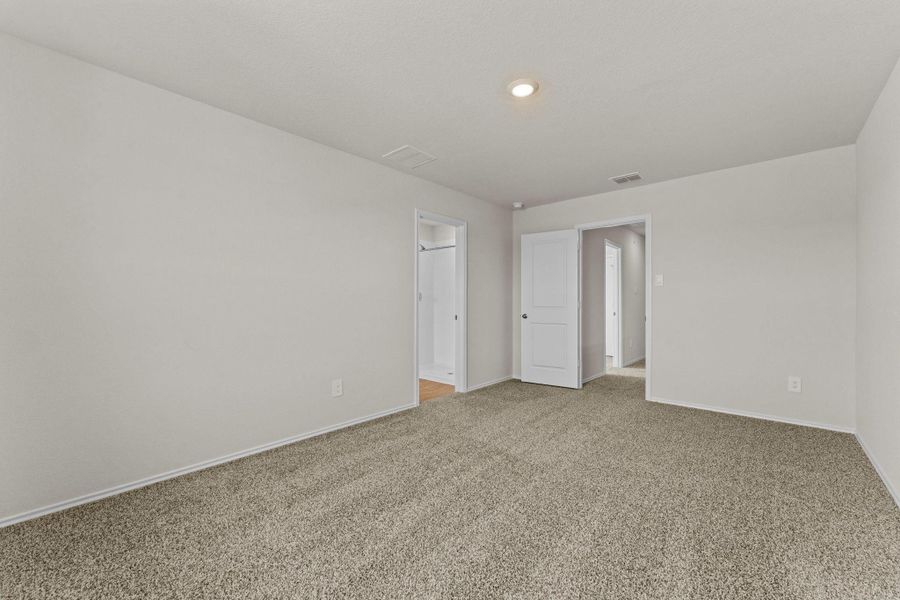 Spacious, unfurnished interior of a new home in Ladera, Luling (Image 19).