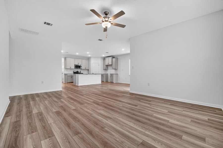 Spacious, unfurnished interior of a new home in Lisso, Pflugerville (Image 11).