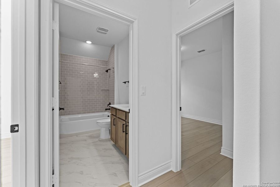 Spacious, unfurnished interior of a new home in Davis Ranch, San Antonio (Image 22).