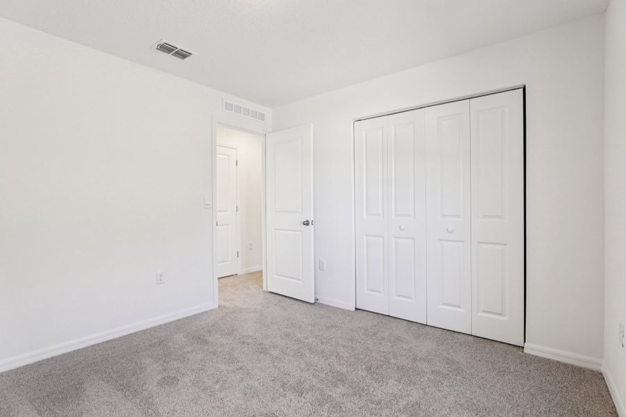 Spacious, unfurnished interior of a new home in Vero Lake Estates, Vero Beach (Image 18).
