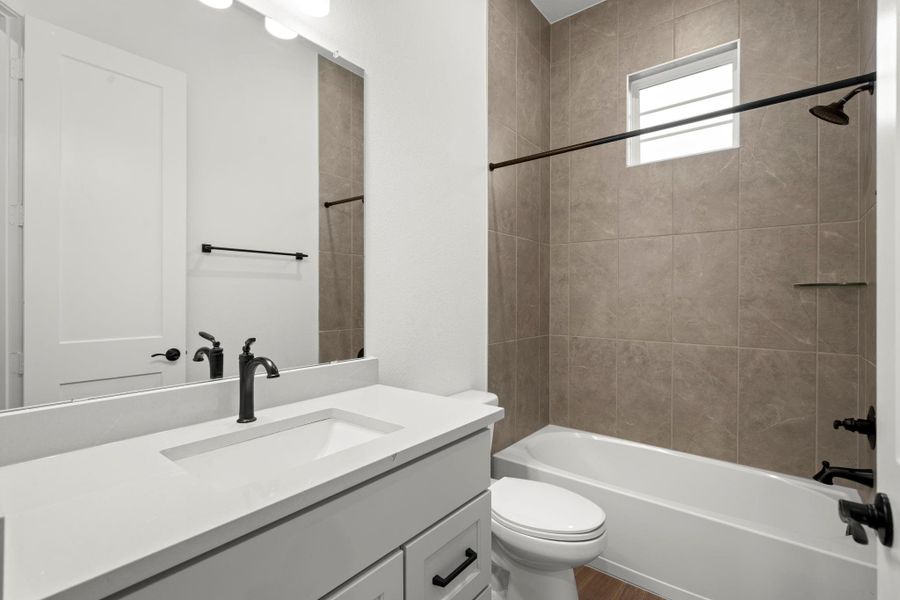 Furnished interior view inside a new home in Evergreen, Conroe (Image 8).