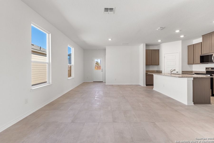 Spacious, unfurnished interior of a new home in Spanish Trails, San Antonio (Image 7).