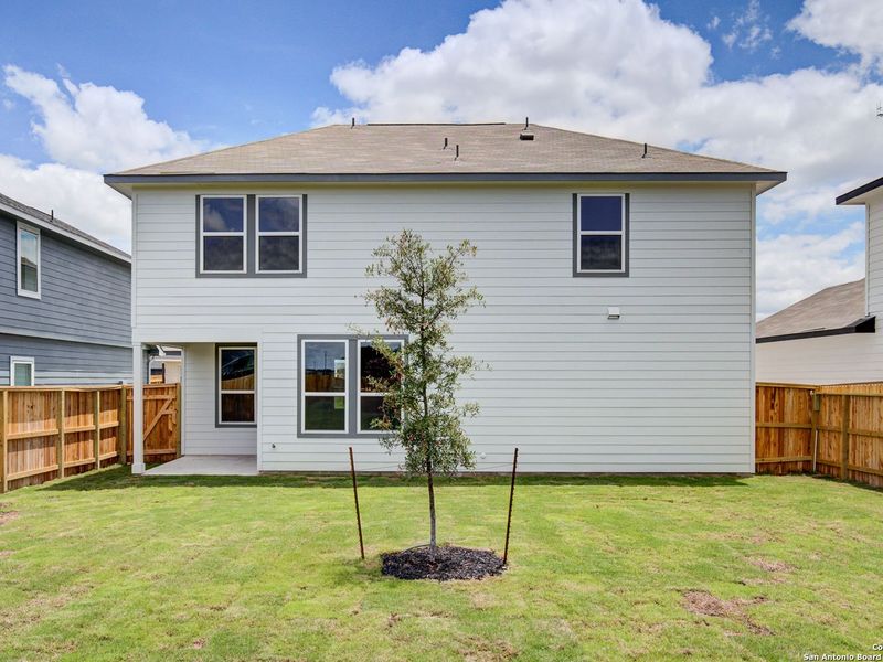 Exterior details and patio area of a home in Hannah Heights, Seguin (Image 23).