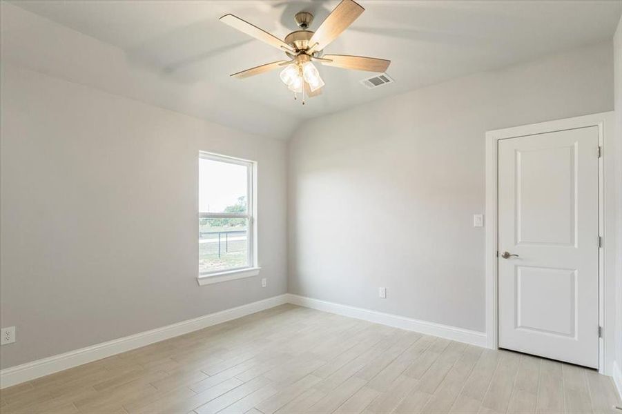 Spacious, unfurnished interior of a new home in , Weatherford (Image 26).