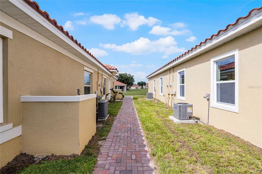 Exterior details and patio area of a home in , Kissimmee (Image 3).