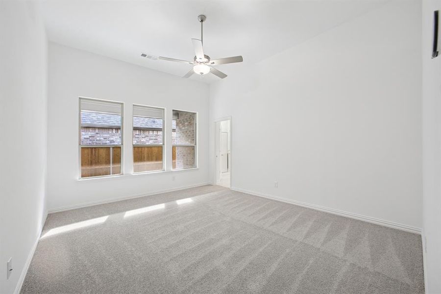 Spacious, unfurnished interior of a new home in Tarrytown, Crowley (Image 28).