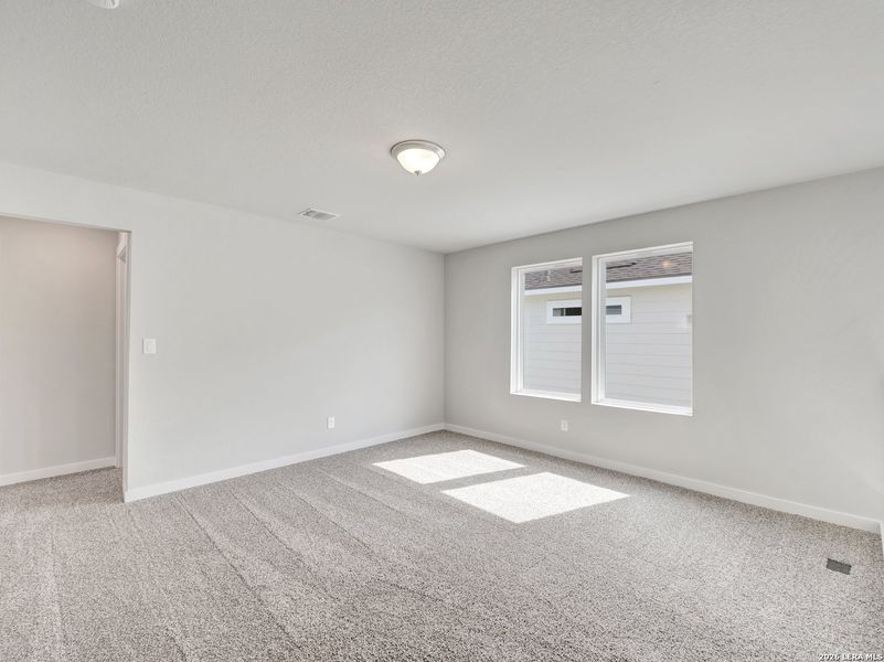 Spacious, unfurnished interior of a new home in Fairway Crossing, San Antonio (Image 17).
