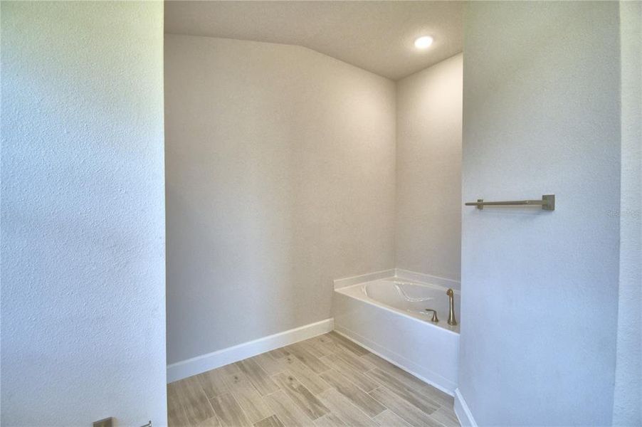 Spacious, unfurnished interior of a new home in , Auburndale (Image 35).