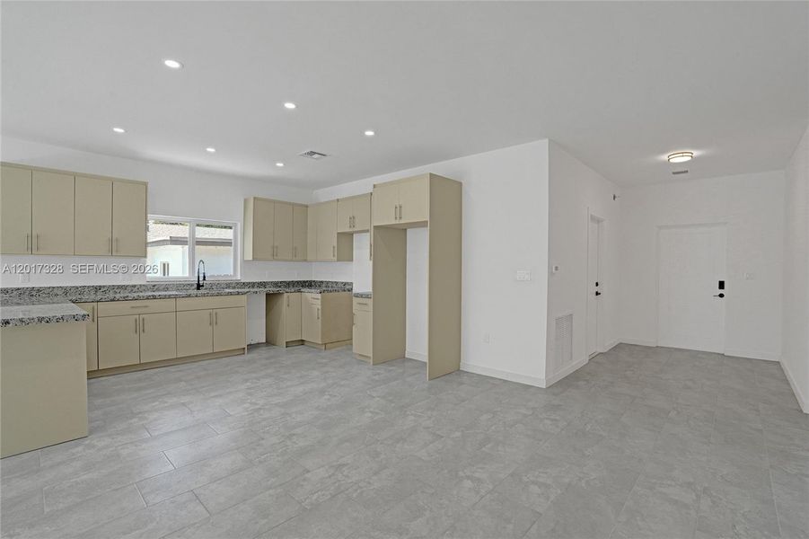 Spacious, unfurnished interior of a new home in , Fort Lauderdale (Image 23).