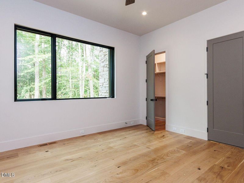 067-1280x960-bedroom