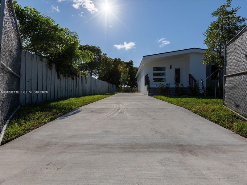 Exterior details and patio area of a home in , Pompano Beach (Image 18).